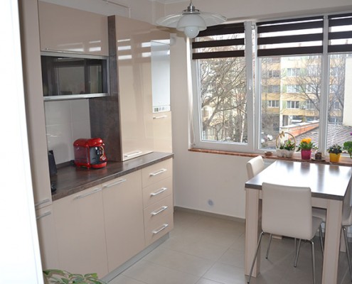 Bucataria Mona este formata dintr-un mobilier elegant, dar in acelasi timp si primitor.